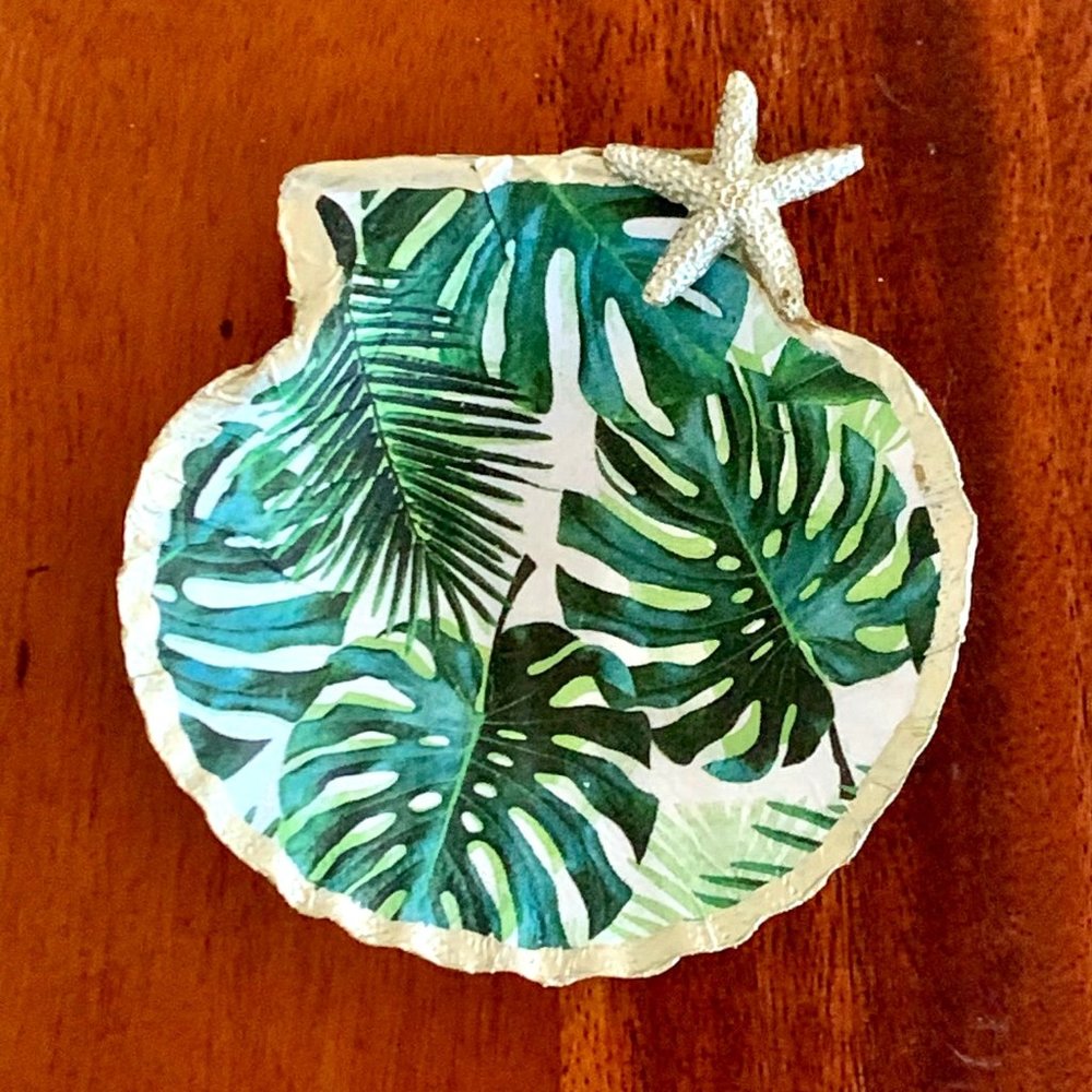 Scallop Shell Jewelry Keeper - Monstera